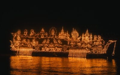 Nakhon Phanom e la processione delle barche illuminate